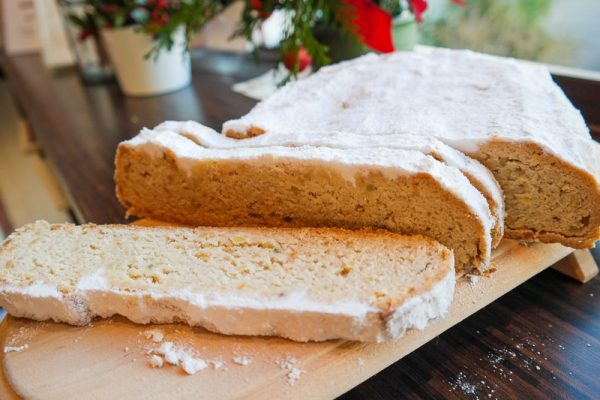 Mandelstollen im Geschenkkarton